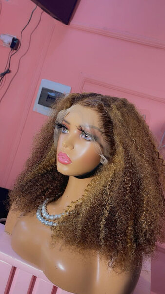 Perruque Volumineuse Bouclée