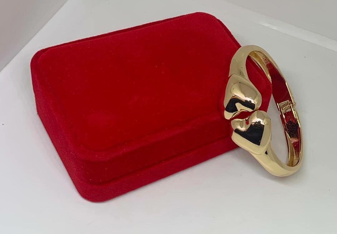 Gourmette femme avec un jolie coffret