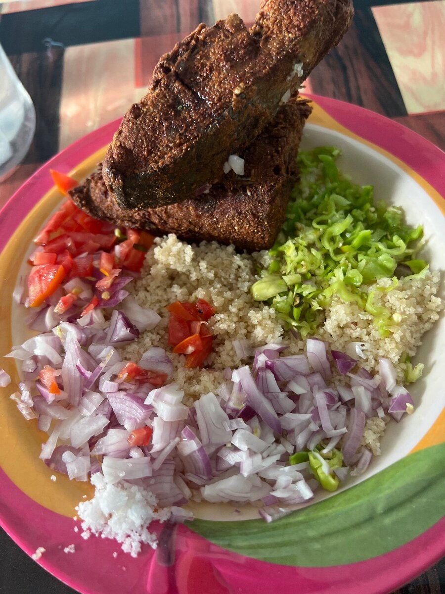 Plat de poisson grillé et quinoa
