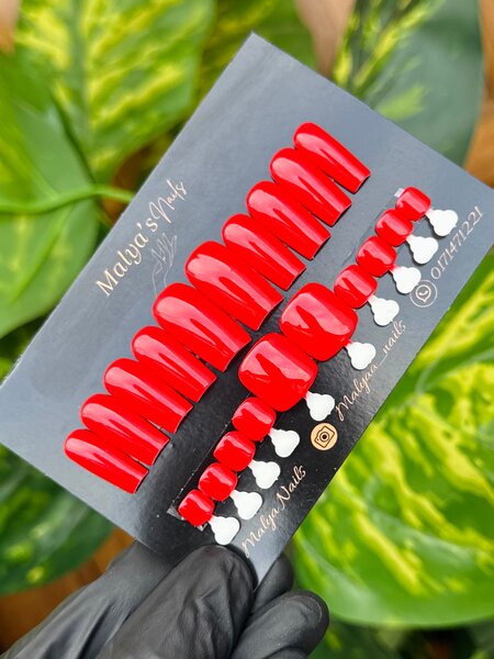 Ongles Pressés Rouges Élégants