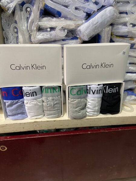 2 Boxers calvin Klein à 10000f
