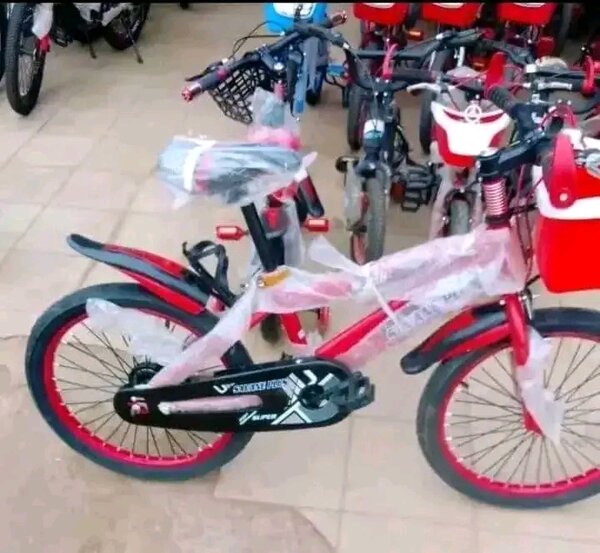 Vélo enfant coloré avec accessoires