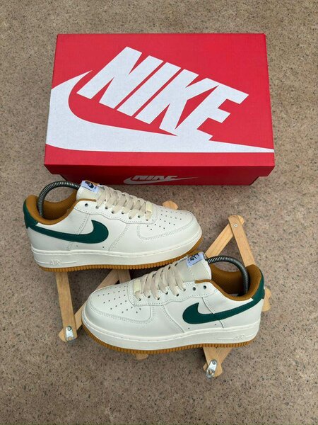 Baskets Nike Blanches et Vertes