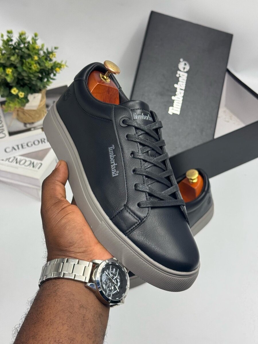TIMBERLAND BLACK AND GREY
