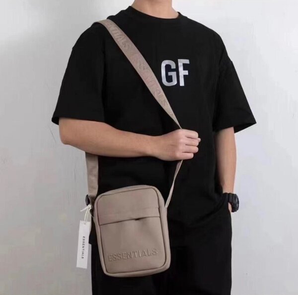 Sacoche ESSENTIALS. Qualité supérieure.