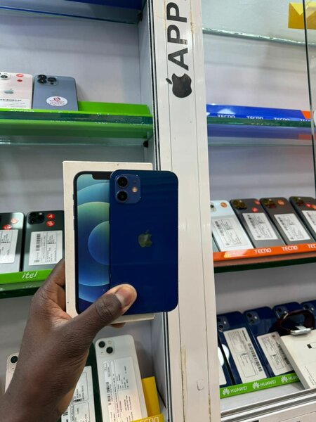 iPhone 12 128Go quasi neuf avec son carton