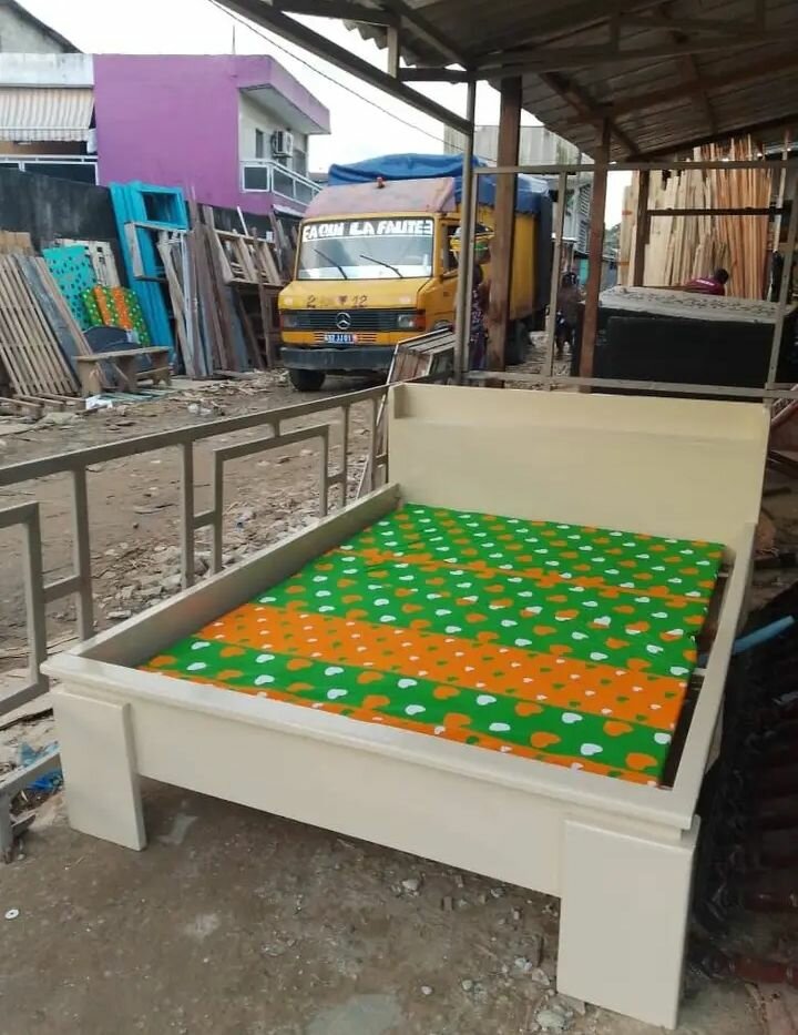 Lit en bois moderne avec matelas