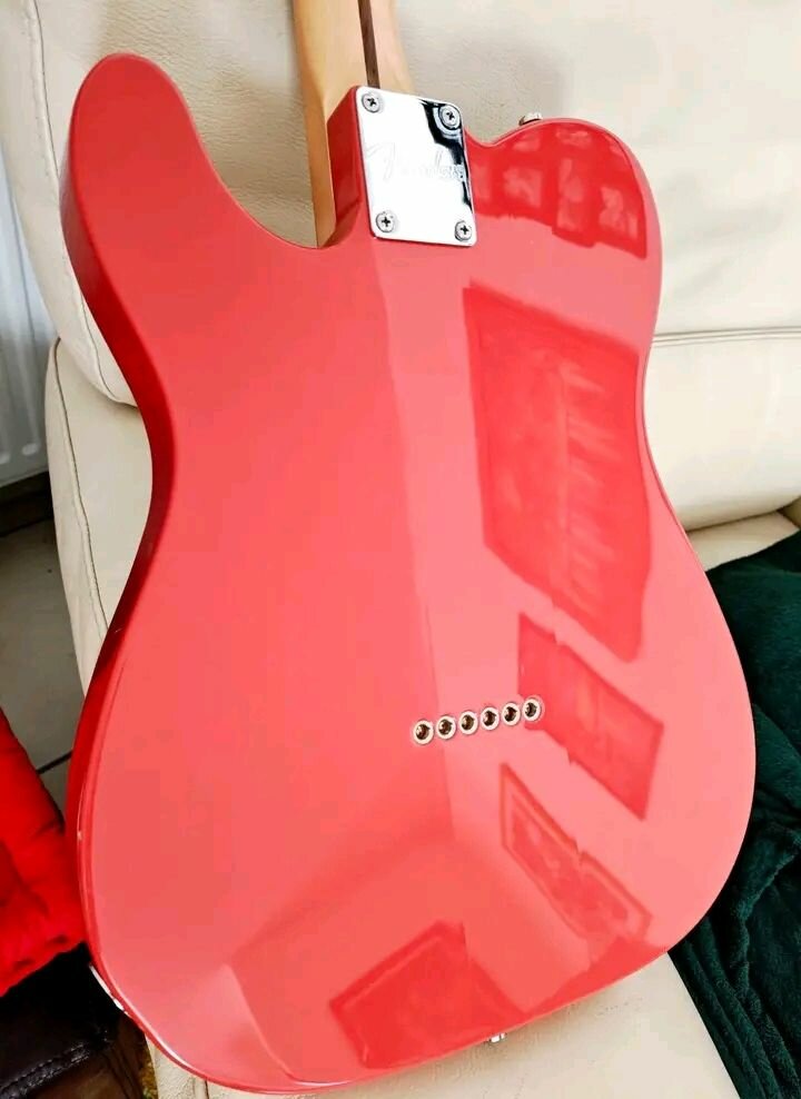 Guitare électrique rouge éclatant