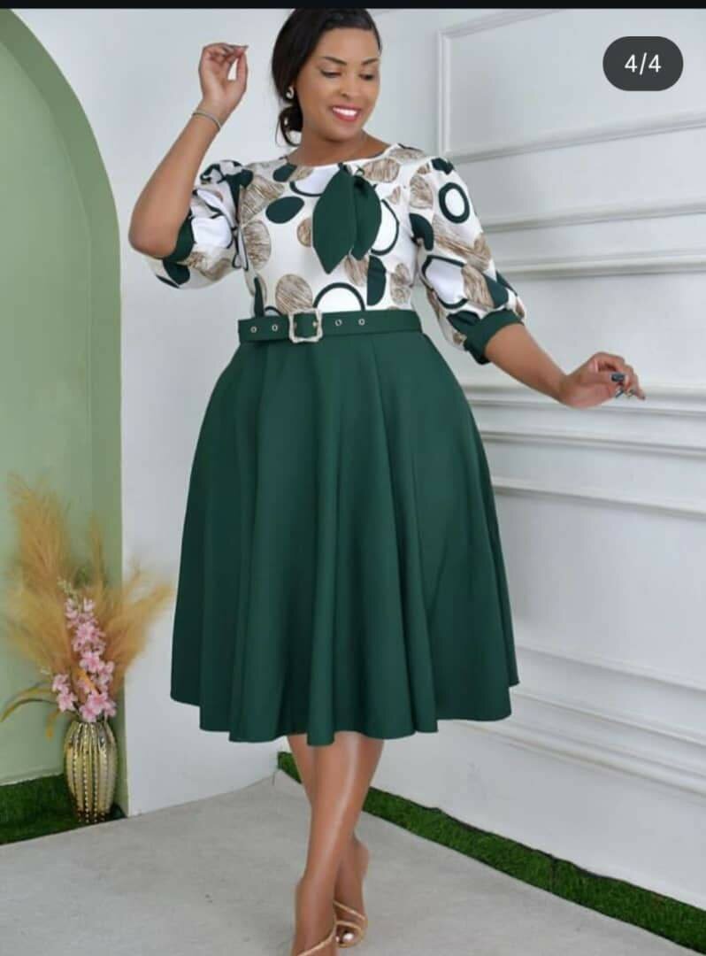 Robe élégante à motifs avec ceinture