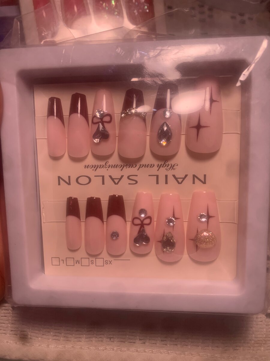 Faux ongles décorés élégants