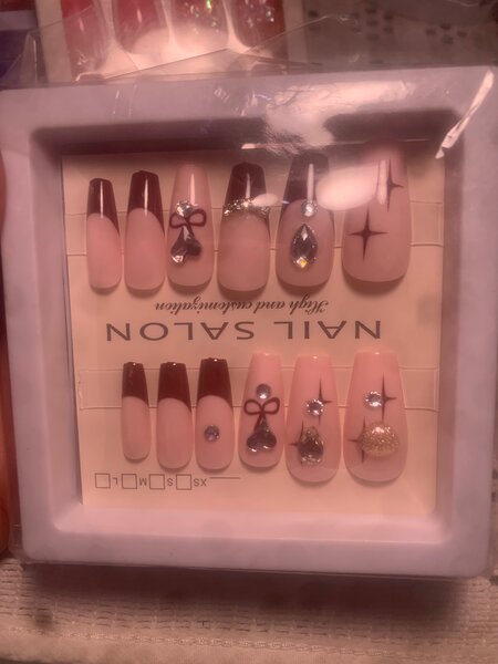 Faux ongles décorés élégants