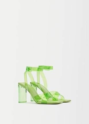 Sandales à talons transparents