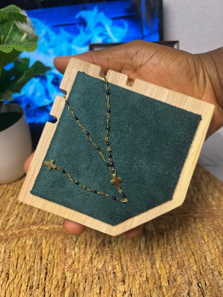 Collier croix doré élégant