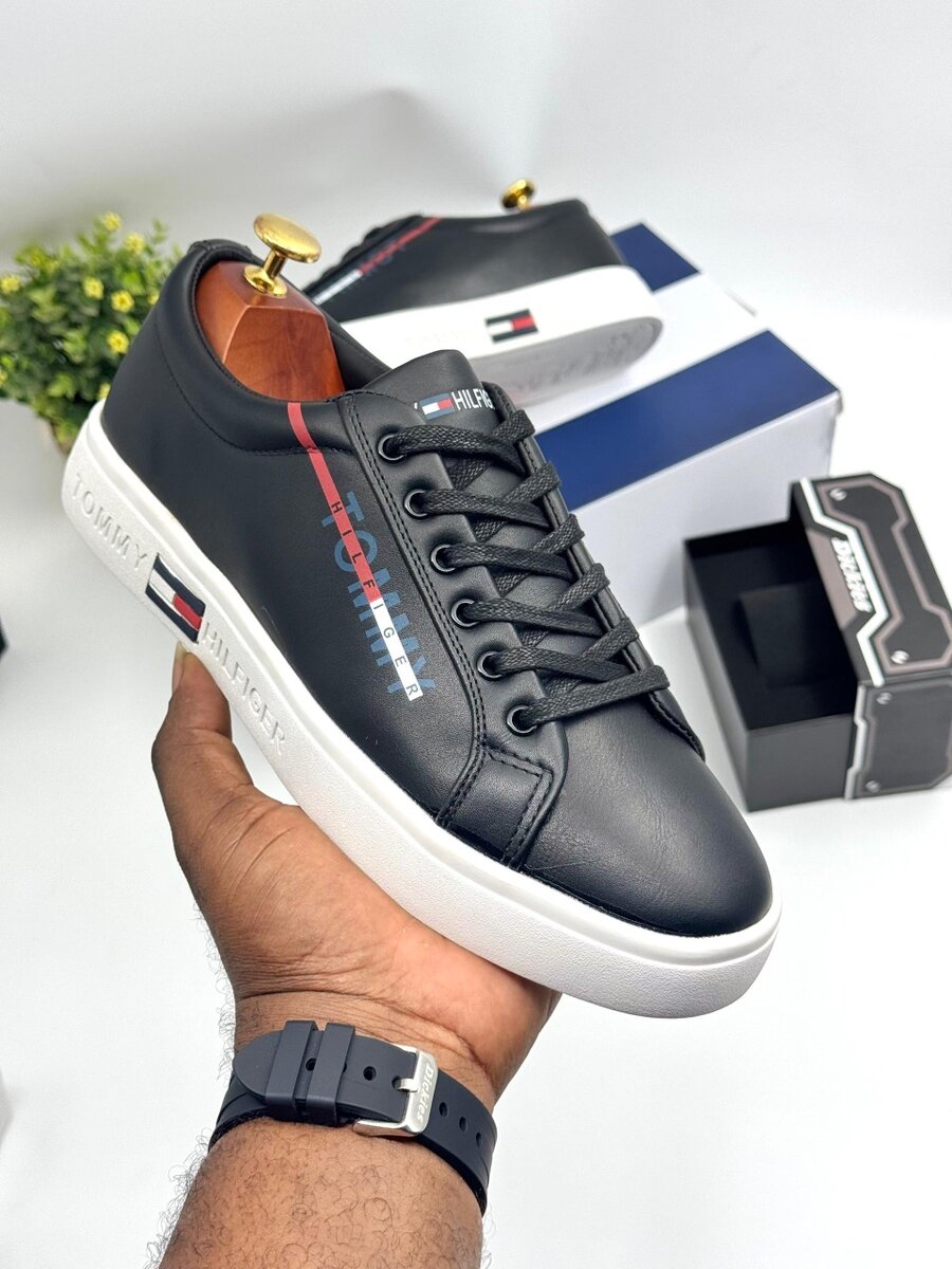 TOMMY HILFIGER BLACK AND WHITE