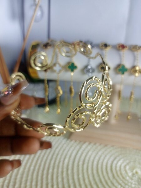 Bracelet doré artisanal élégant