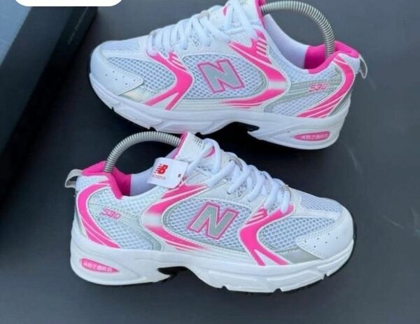 Baskets blanches et roses