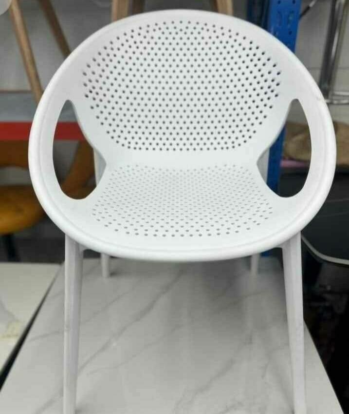 Chaise moderne en plastique