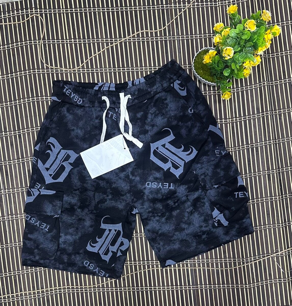 Shorts de sport noirs imprimés
