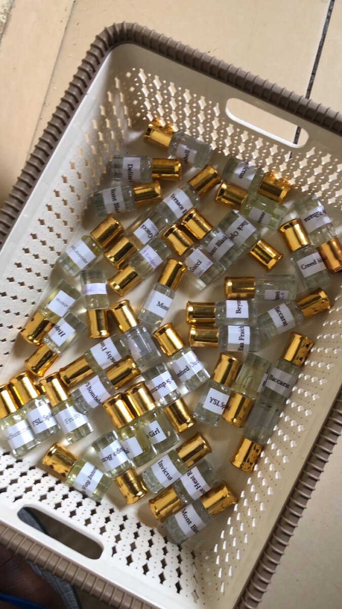 Perfume oils for both males and females