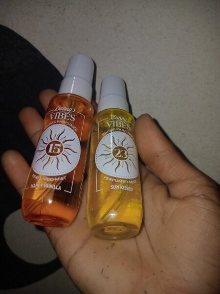 Lot de parfums en spray colorés