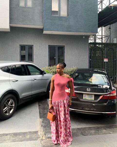 Robe élégante asymétrique