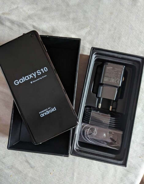 Samsung Galaxy S10 Smartphone