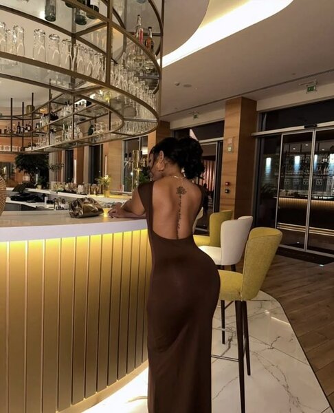 Robe dos nu élégante femme