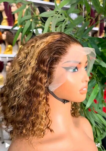 Perruque dentelle bouclée chic