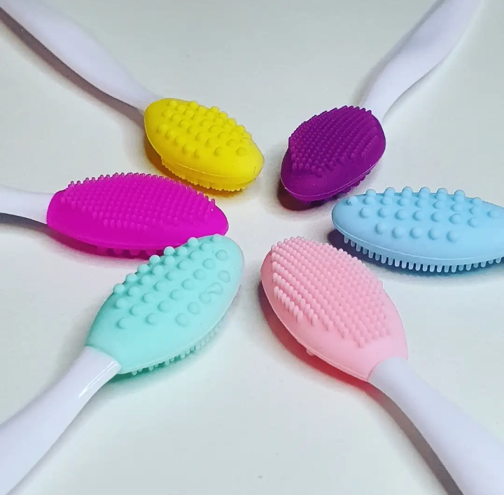 Lip scrubbing brush