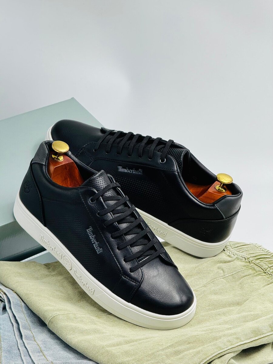 TIMBERLAND BLACK AND WHITE