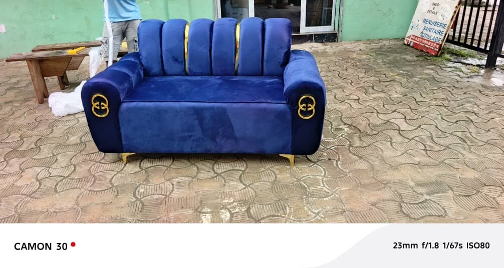 Canapé bleu en velours élégant