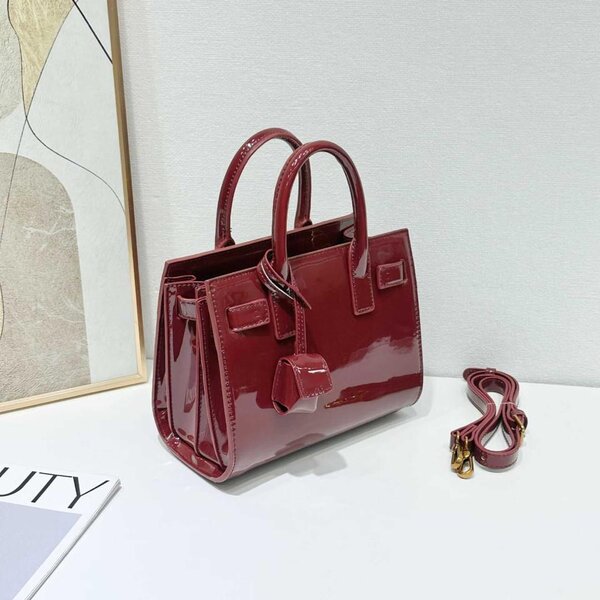 Sac à main en cuir verni