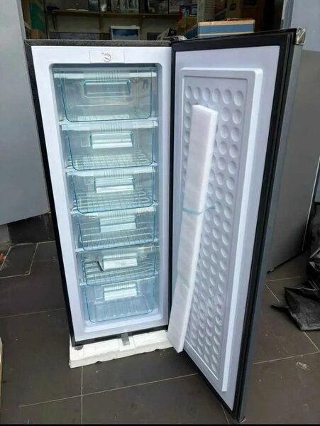 Congélateur vertical moderne