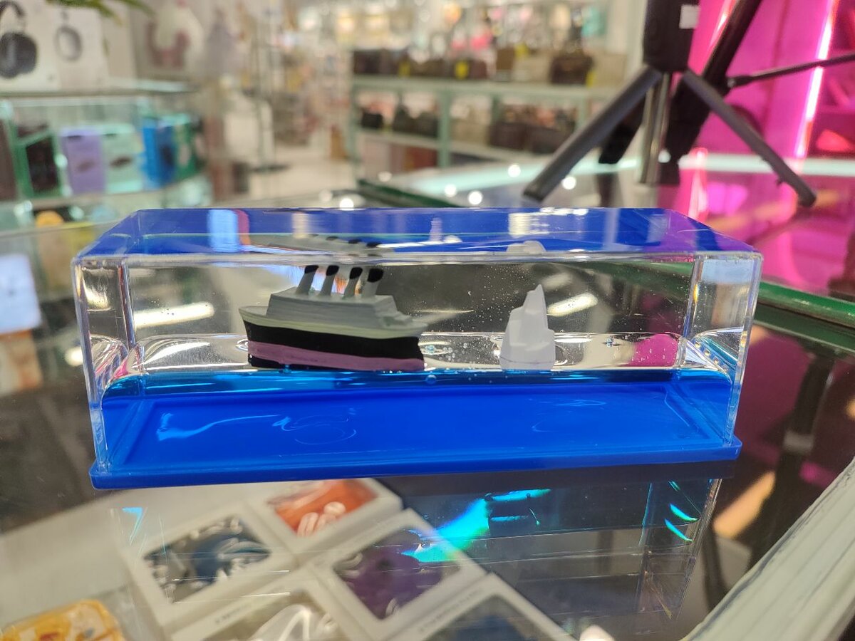 Титаник и айсберг