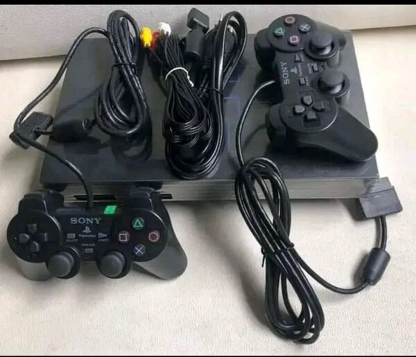 Console PlayStation avec manettes