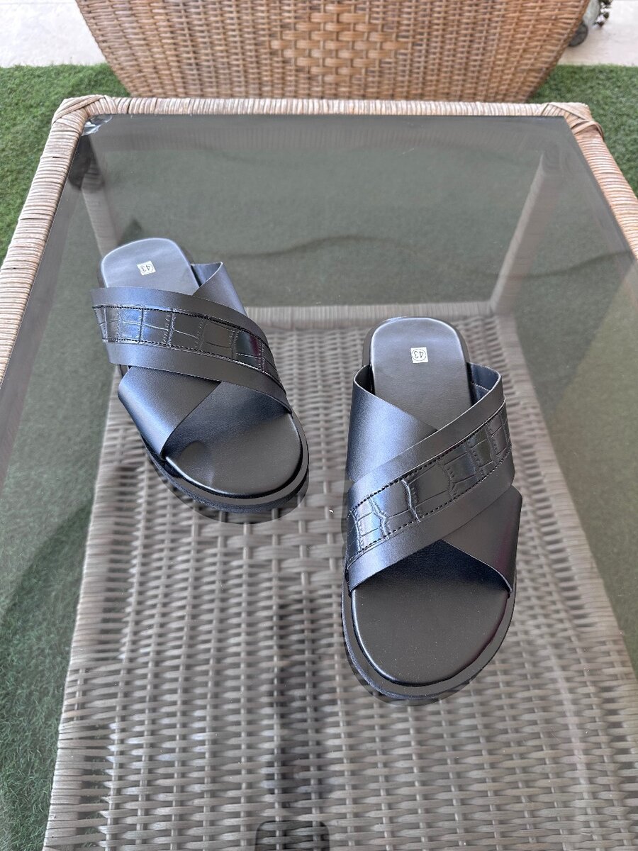 Sandales en cuir croisé noir