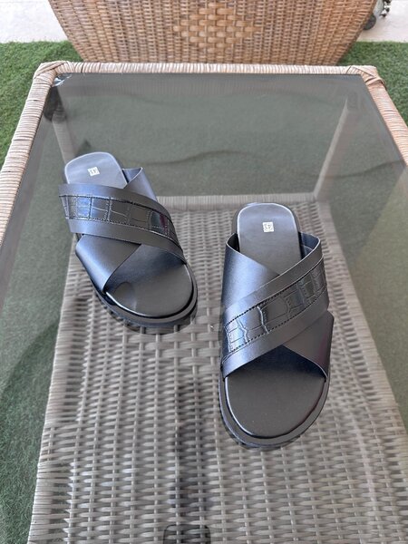 Sandales en cuir croisé noir