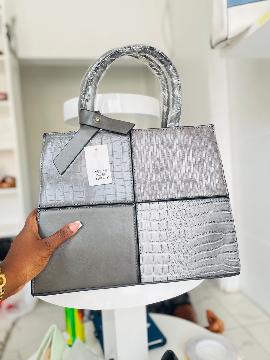 Sac à main en cuir texturé