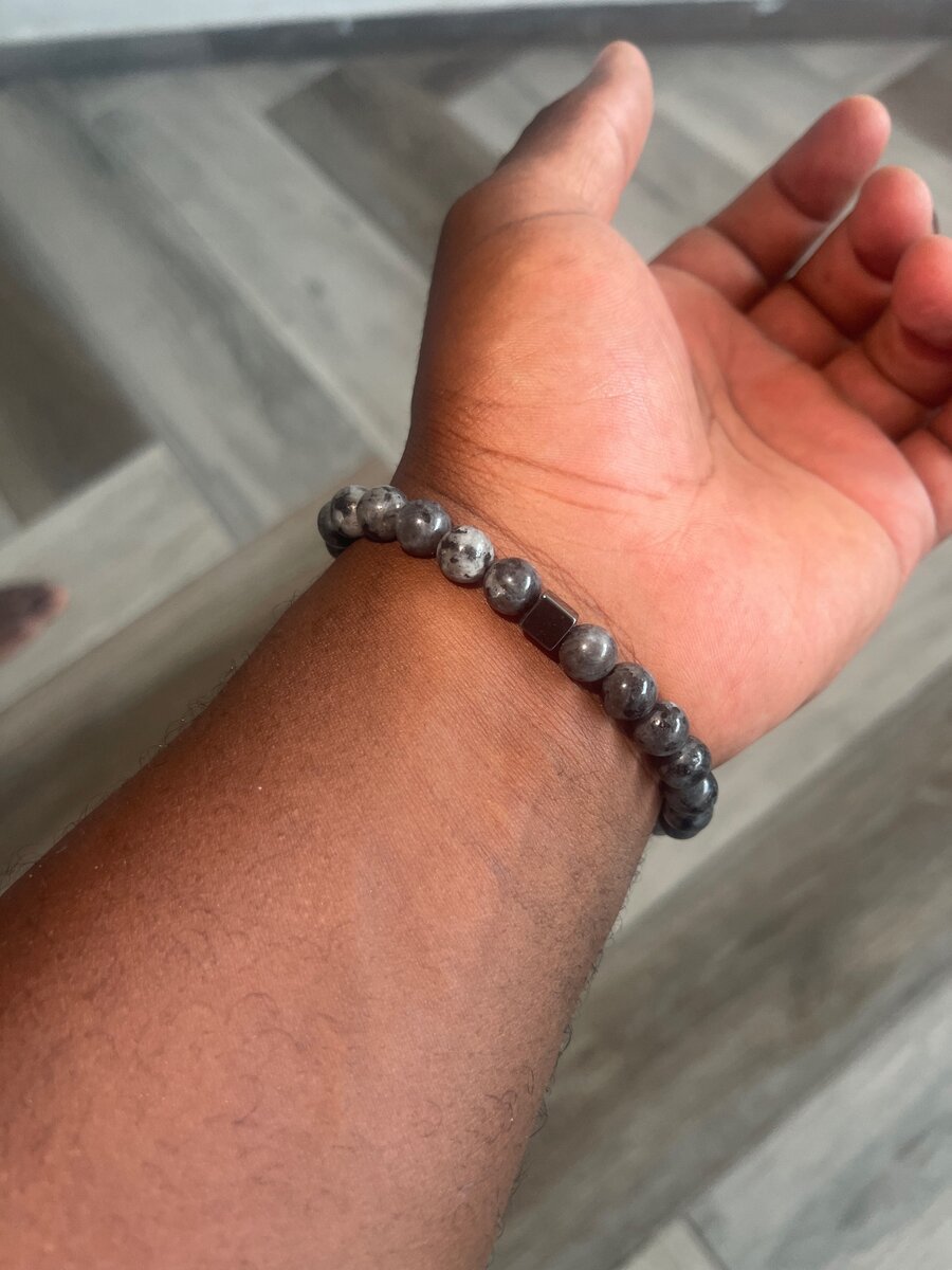 Bracelet homme femme paire de bracelet sur la main de pierre