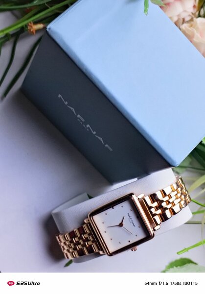 Montres élégantes Naf Naf