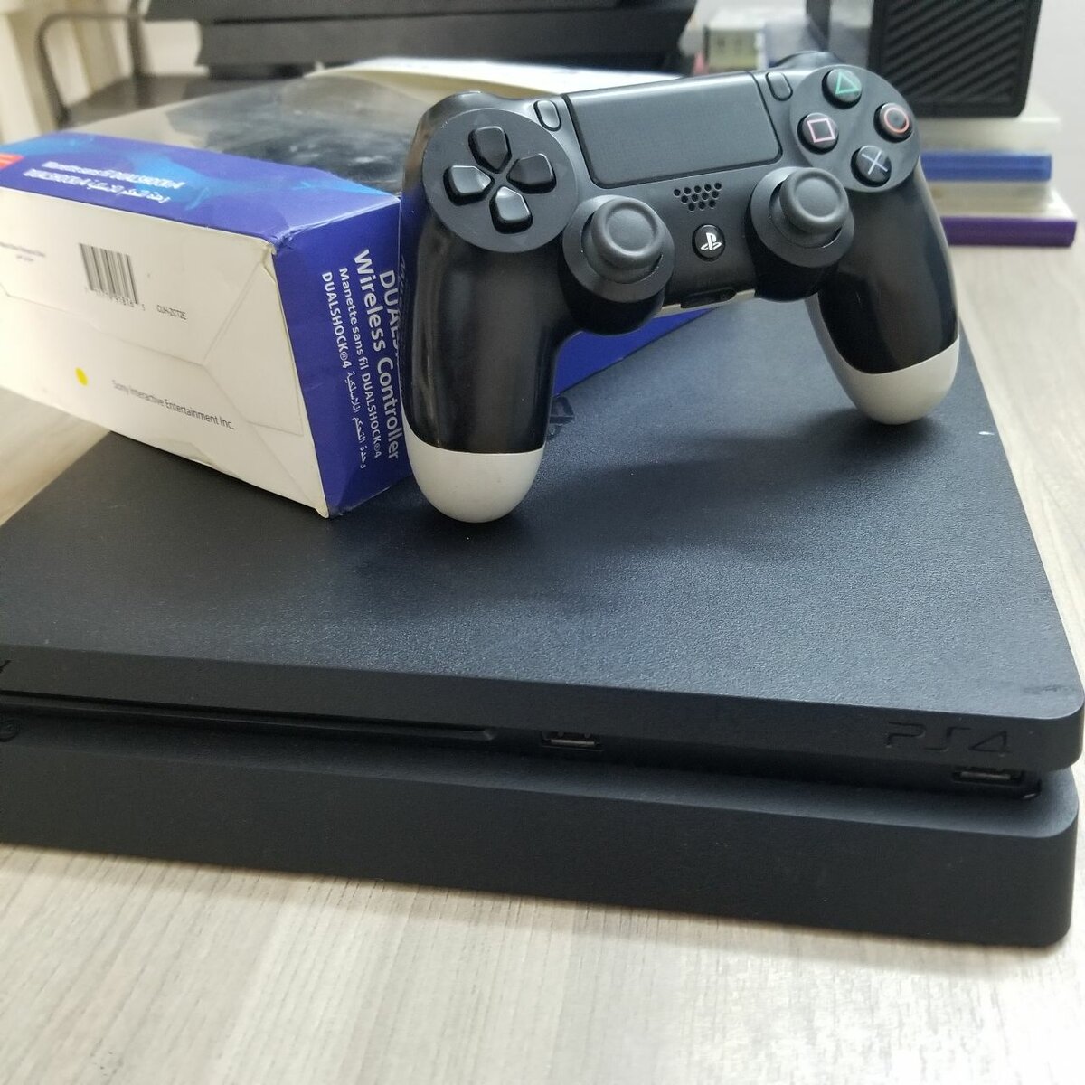 PS4 SLIM+ 2MANETTES 10JEUX