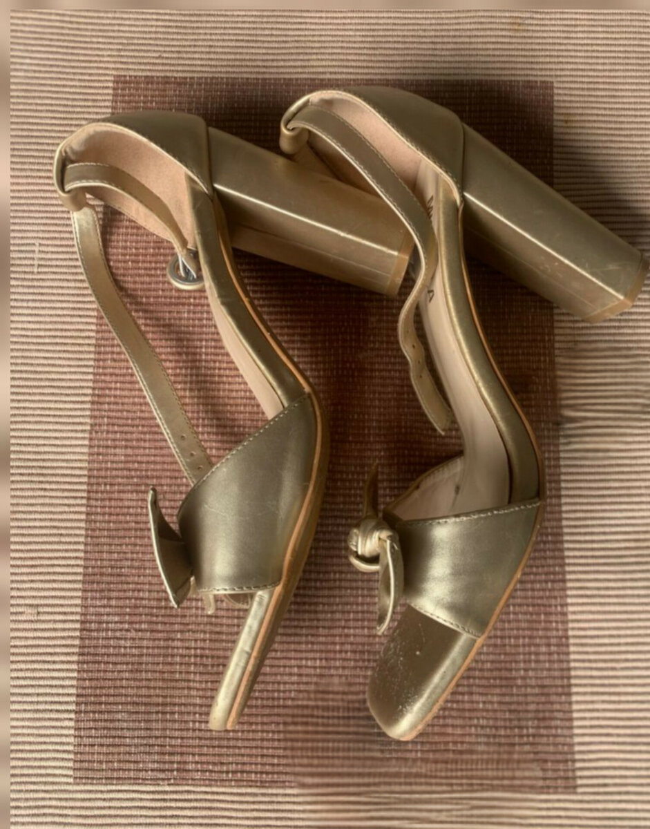 Sandales dorées à talons hauts