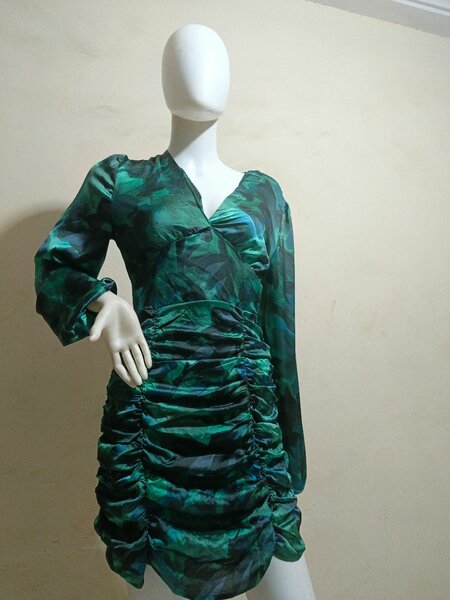 Robe élégante verte plissée