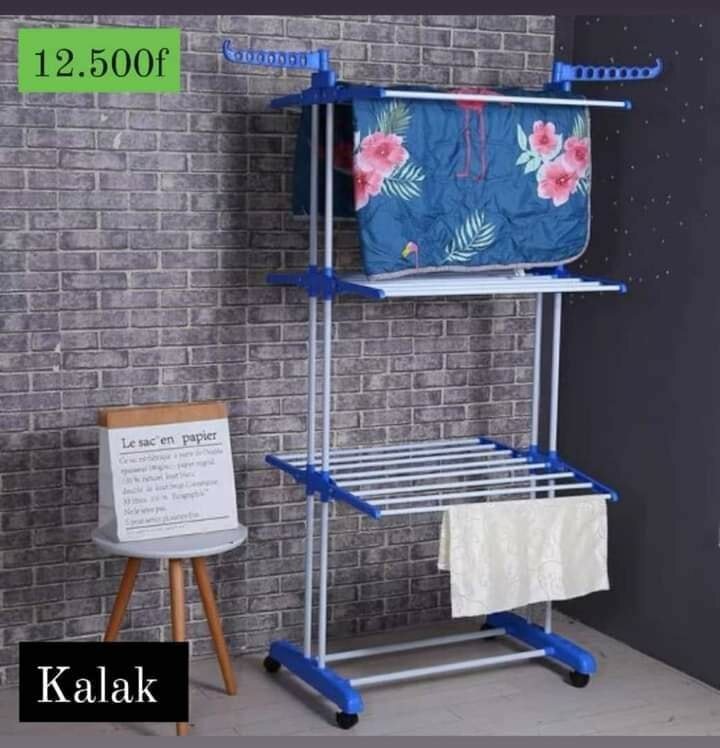 SÉCHOIR À LINGE AVEC ROULETTES; ÉTENDOIR À LINGE PLIABLE.
