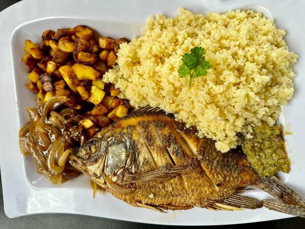 carpe frit, alloco, attiéké