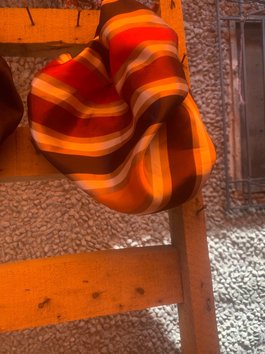 Bonnet en satin réversible