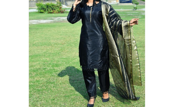 3 PCs women's Unstitched Karan silk plain suit