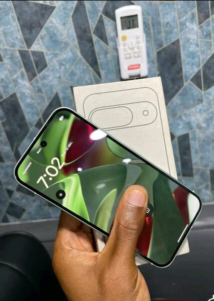 Google Pixel 6a vert