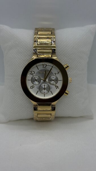 Montre élégante dorée et argentée