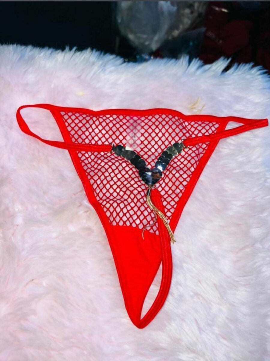 String sexy en résille scintillante